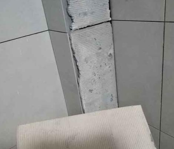 礼泉瓷砖空鼓维修公司分享下厨房瓷砖脱落的补救措施。